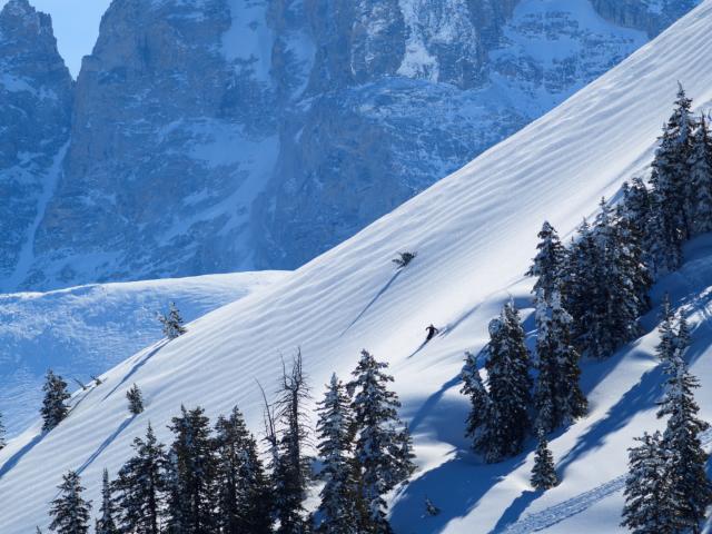 Freeride Abfahrt vor imposanter Bergkulisse