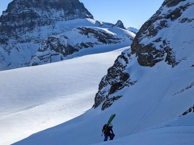 Skitourengeher in anspruchsvoller Etappe im Aufstieg