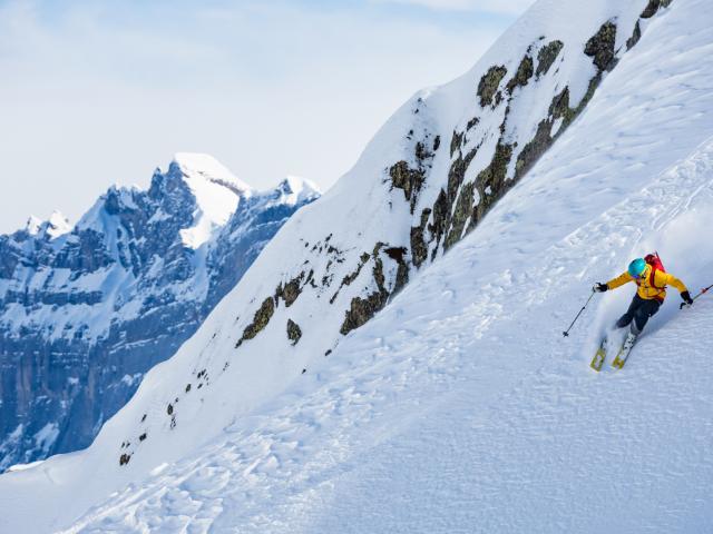 Abfahrt an den steilen Flanken in Chamonix