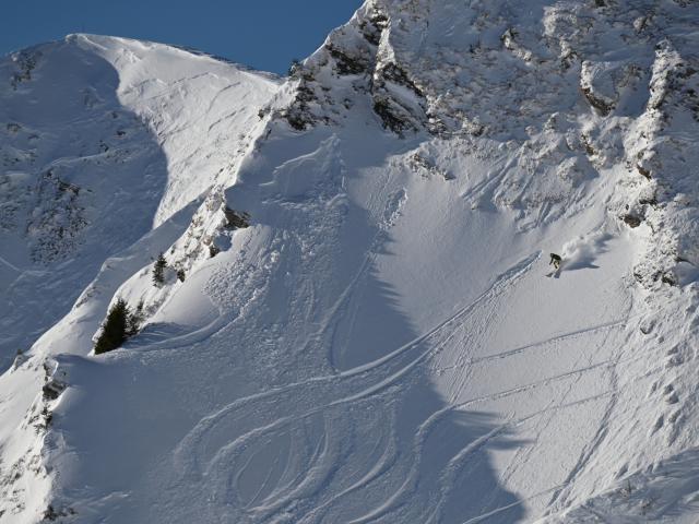 Freeride Abfahrt an steiler Flanke in Chamonix