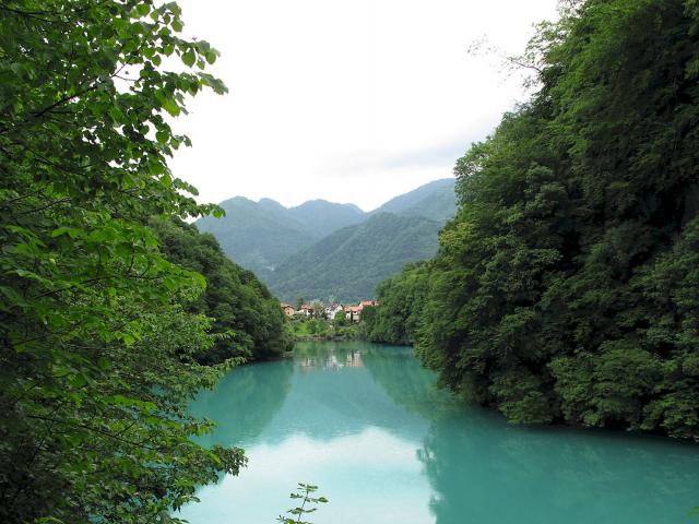 Blick über einen See auf ein Dorf