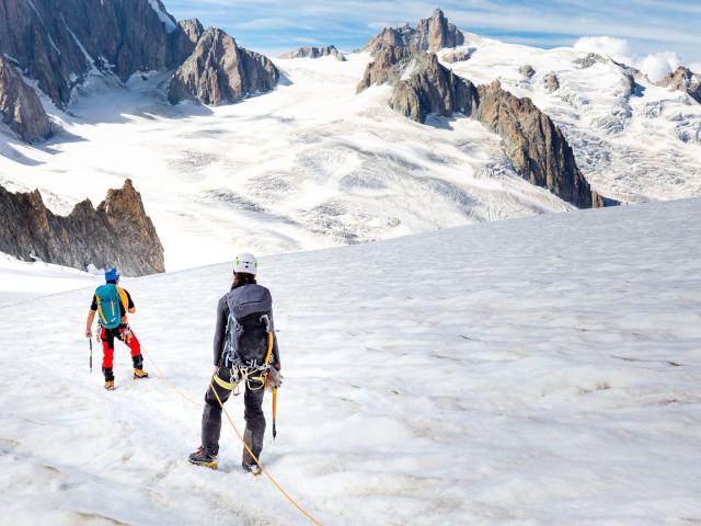 Seilschaft auf einem Gletscher mit Panoramablick