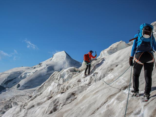 Seilschaft auf Gletscher-Tour im Wallis