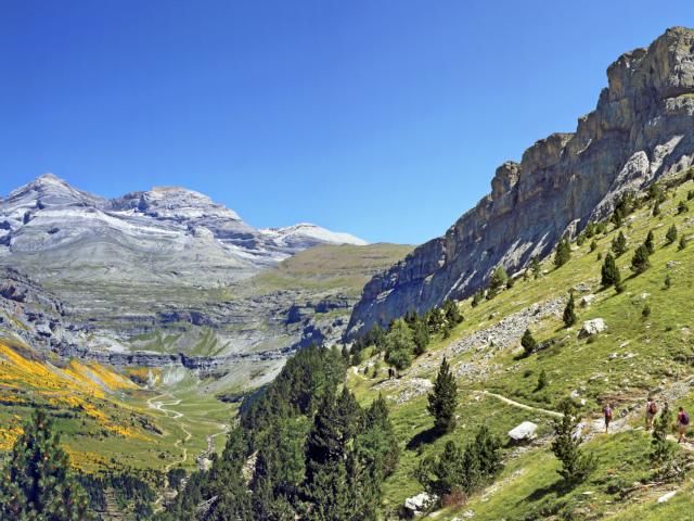 Wandergruppe unterwegs im Ordesa Canyon