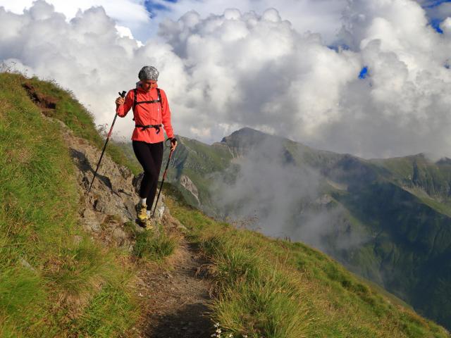 Wandern auf einem schmalen Wanderweg