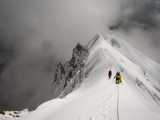 Seilschaft im Gipfelaufsteig einer Hochtour