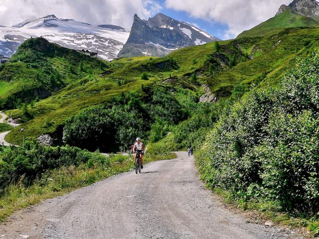 MTB auf dem Fahrweg in Alpen am Tuxer Joch