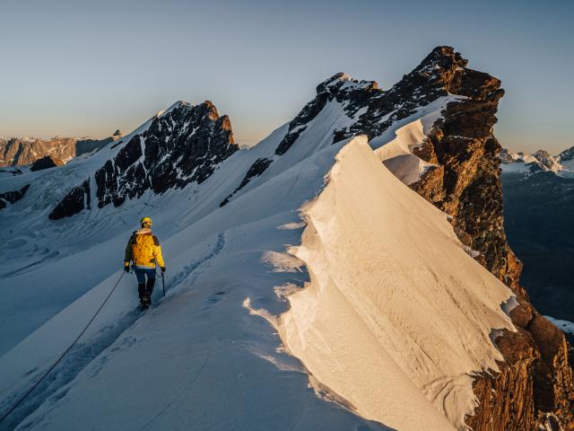 Bergsteiger in einer Seilschaft am Abgrund