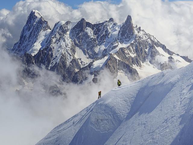 Bergsteiger in einer Seilschaft am Aufstieg zum Mont Blanc