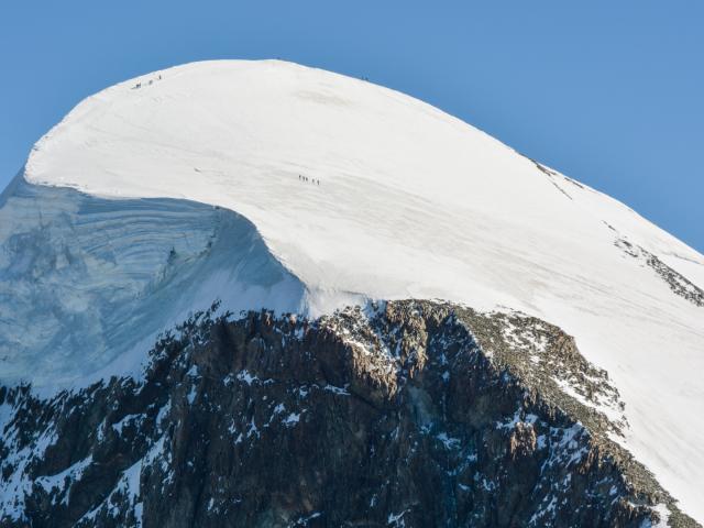 Bergsteiger am Gipfelanstieg des Breithorn