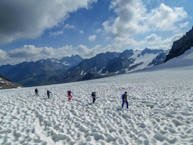 Hochtourengruppe auf dem Jamtalferner in der Silvretta