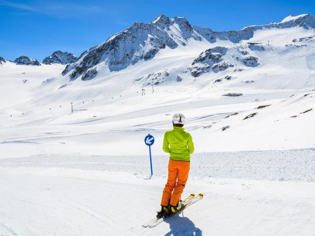 Skifahrer auf der Piste im Skigebiet Pitztaler Gletscher