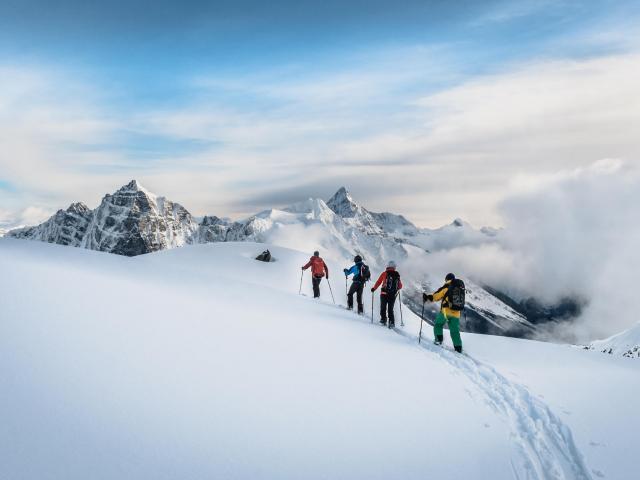 Skitourengruppe im Tiefschnee