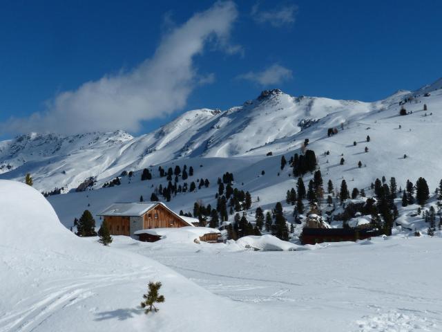 Lizumer Hütte im Winter in den Tuxer Alpen