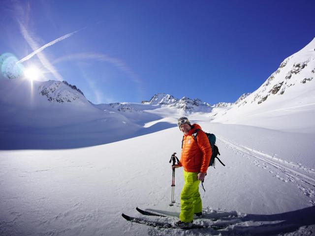 Skitourengeher bei Sonnenschein in der Silvretta