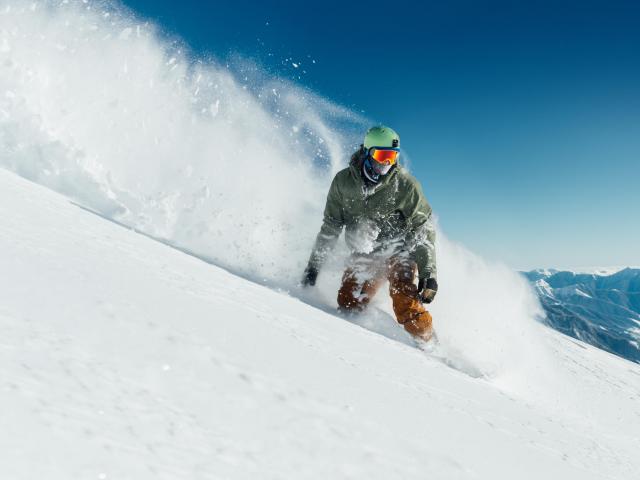 Snowboarder im Tiefschnee