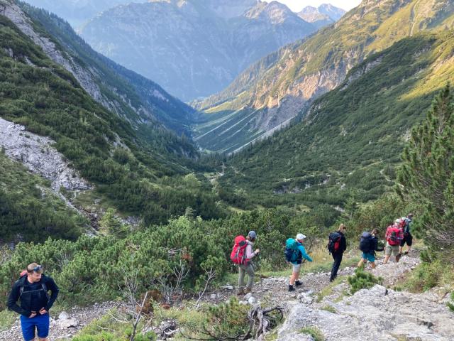 Wandergruppe im Abstieg bei Alpenüberquerung