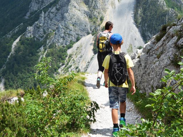 Familie wandert entlang einer Bergkette
