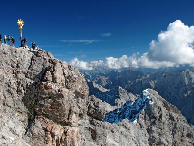 Wanderer auf dem Gipfel der Zugspitze