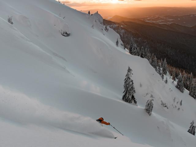 Freeride Abfahrt bei Sonnenuntergang