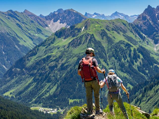 Paar wandert im wunderschönen Kleinwalsertal