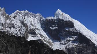 nepal-hiahs-mount-lobuche-aus-cho-la-pass-shutterstock_2401568439.jpg