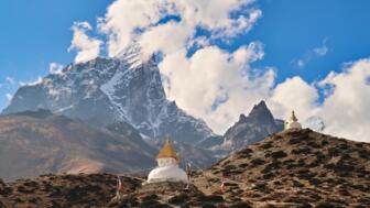 nepal-hiahs-zwei-huegel-mit-stupas-pagoden-vor-dem-gipfel-des-mount-tobuche-shutterstock_2486304041.jpg