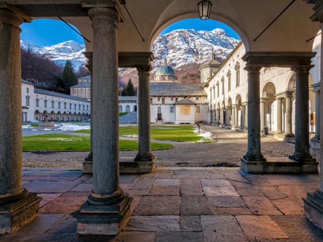 Klosteranlage Propa in Italien mit Ausblick auf die Berge