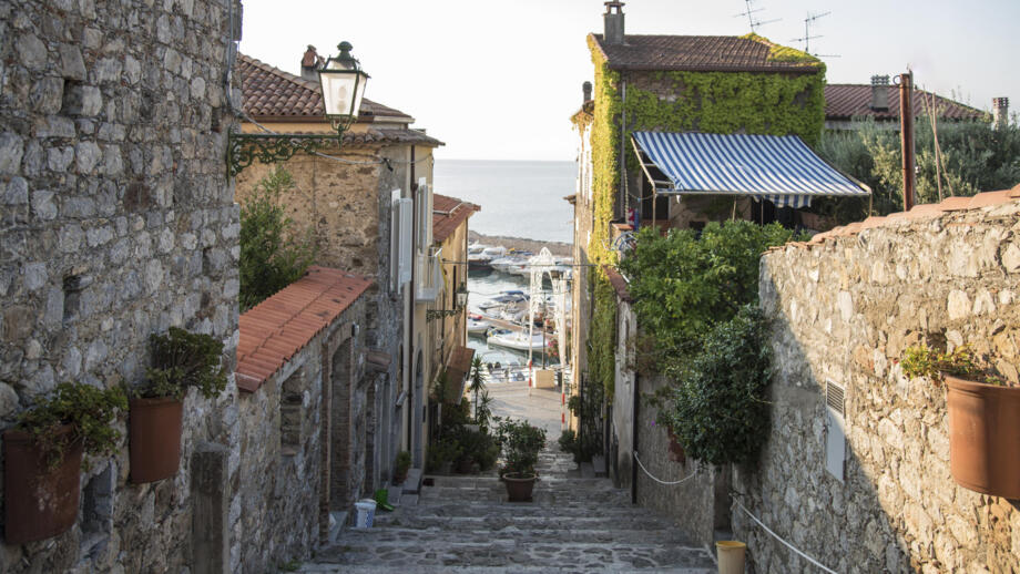 Eine Gasse des Dorfes Scario mit Ausblick auf den Hafen