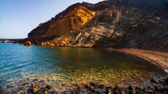 italien-cinque-terre-itlig-blick-auf-den-vulkan-linosa-monte-nero-am-strand-von-cala-pozzolana-di-ponente-shutterstock_2167778737.jpg
