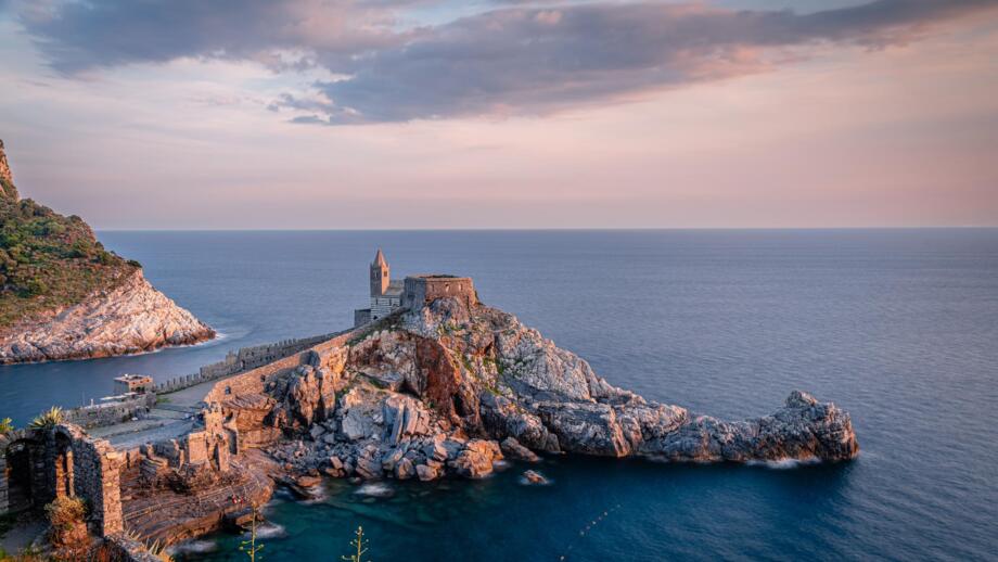 italien-cinque-terre-itlig-kirche-san-pietro-bei-sonnenuntergang-portovenere-ligurien-shutterstock_2406928611.jpg