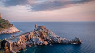 italien-cinque-terre-itlig-kirche-san-pietro-bei-sonnenuntergang-portovenere-ligurien-shutterstock_2406928611.jpg