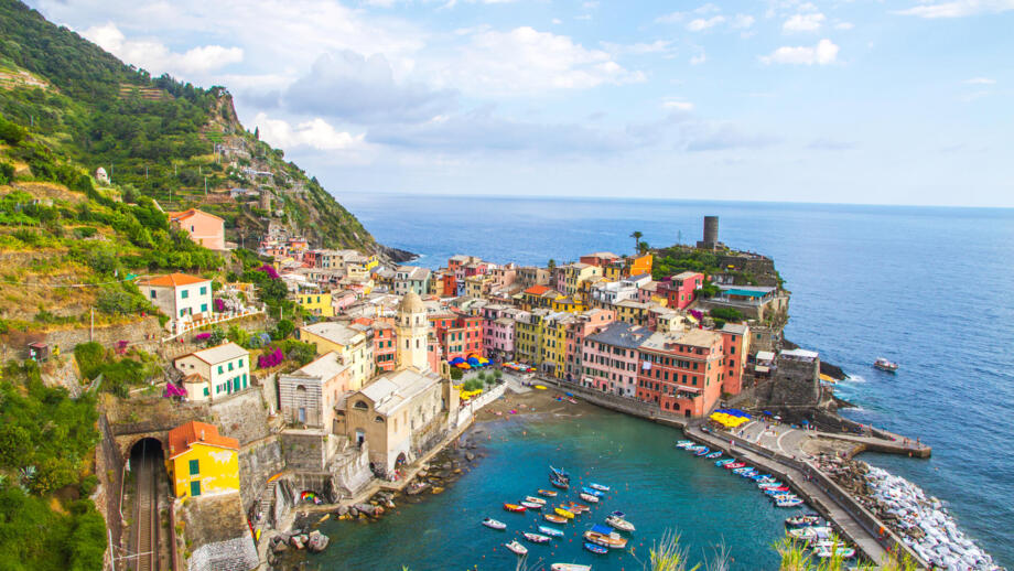 italien-cinque-terre-itlig-malerische-kuestenstadt-vernazza-shutterstock_1927203260.jpg