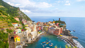 italien-cinque-terre-itlig-malerische-kuestenstadt-vernazza-shutterstock_1927203260.jpg