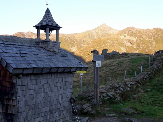 Kirche mit Bergpanorama für schöne Wandertage