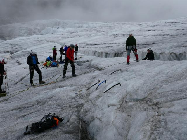 Bergsteiger bei der Spaltenrettung am Taschachgletscher