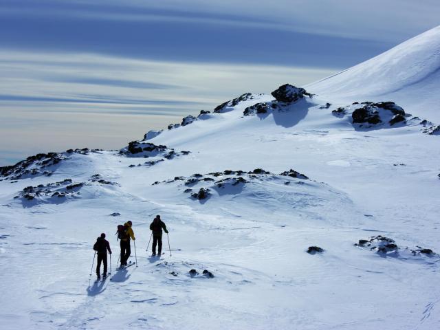 Skitourengeher an verschneitem Berg