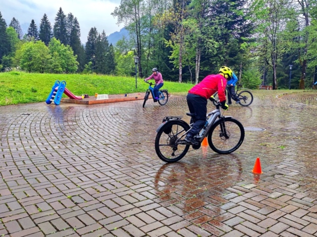 Mountainbiker*innen beim E-MTB während einer Fahrtechniktrainingsübung.
