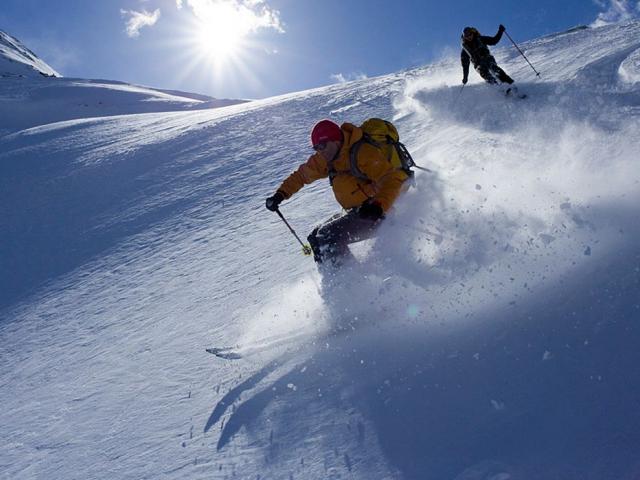 Abfahrt nach der Skitour bei blauen Himmel