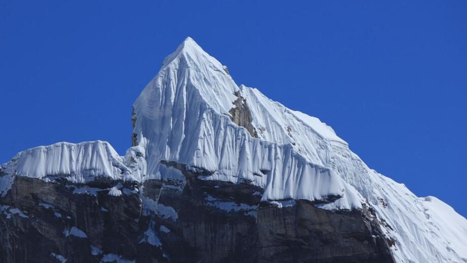 nepal-hiahe-mount-lobuche-aus-cho-la-pass-shutterstock_2401568409.jpg