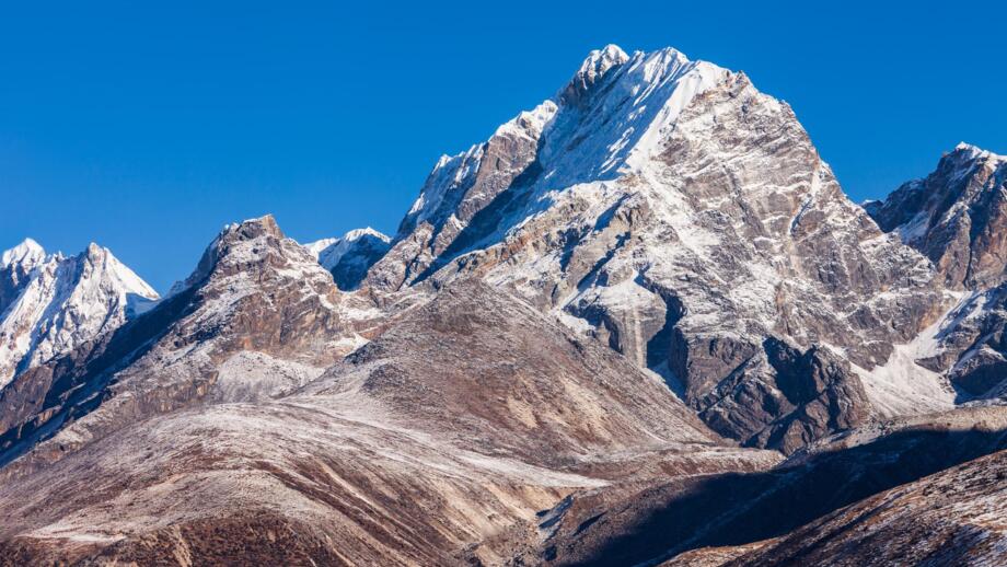 nepal-hiahe-lobuche-gebirgslandschaft-in-der-region-everest-shutterstock_2150394431.jpg