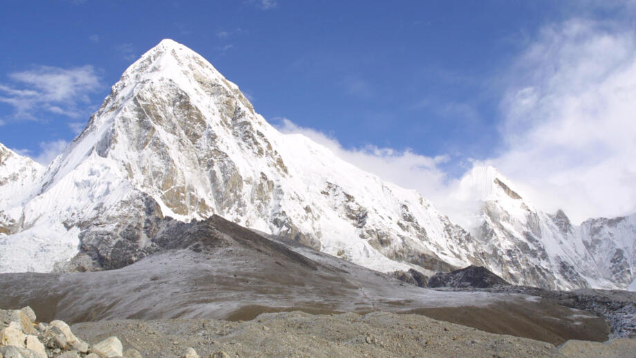 nepal-hiahe-pumori-and-kala-pattar-mountain-peak-shutterstock_3509788.jpg