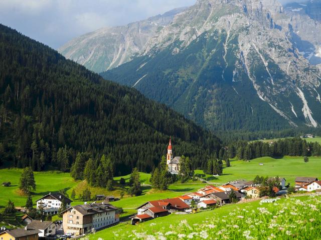 Blick ins Tal mit Bergdorf und Bergpanorama