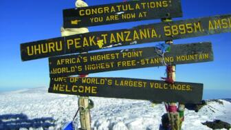 Das Gipfelkreuz des Kilimandscharos, 5895 m.