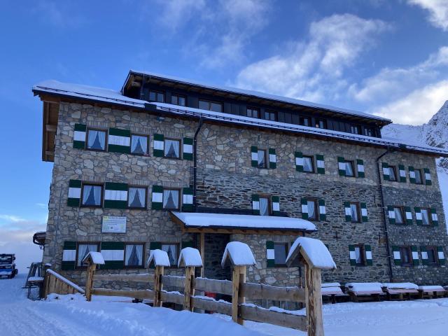 Dresdner Hütte im Schnee auf dem Stubaier Gletscher