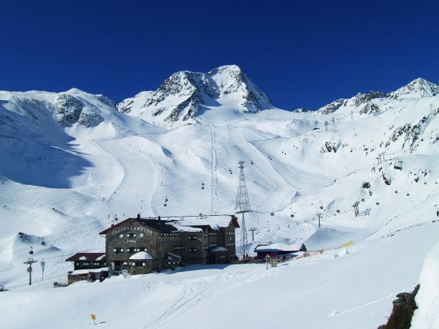 Dresdner Hütte im Skigebiet auf dem Stubaier Gletscher