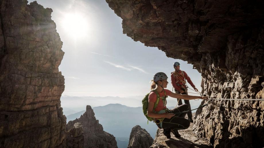 Gesichertes Paar am Klettersteig im Trentino