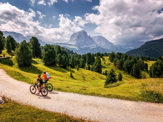 Zwei Radfahrer auf einem Radweg in den Dolomiten