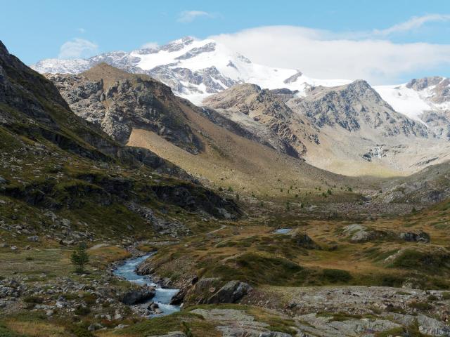 Bergbach im Martelltal vor italienischen Alpen