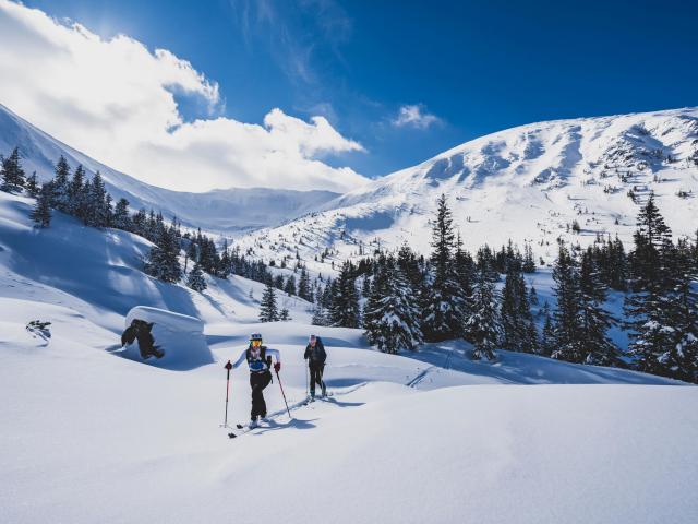 Skitourengeher in tief verschneiter Berglandschaft